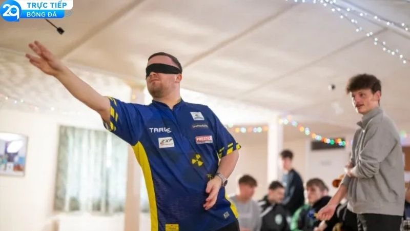 Đội Bóng Tệ Nhất Nước Anh Được Thần Đồng Darts Luke Littler Huấn Luyện Sút Bóng 3 doi-bong-te-nhat-nuoc-anh-2