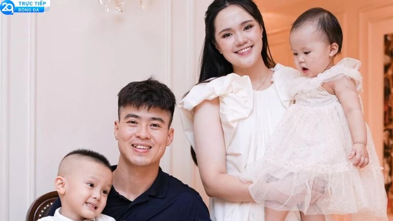 Cầu Thủ Duy Mạnh Đi Xe Máy Cùng Ái Nữ Chủ Tịch CLB Sài Gòn – Đại Gia Nhưng Giản Dị Đến Khó Tin 3 cau-thu-duy-manh-2