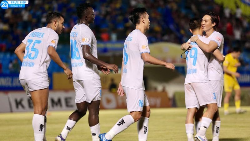 Nguyễn Xuân Son Sung Hết Cỡ Mừng Vô Địch Cùng Nam Định 3 nguyen-xuan-son-2